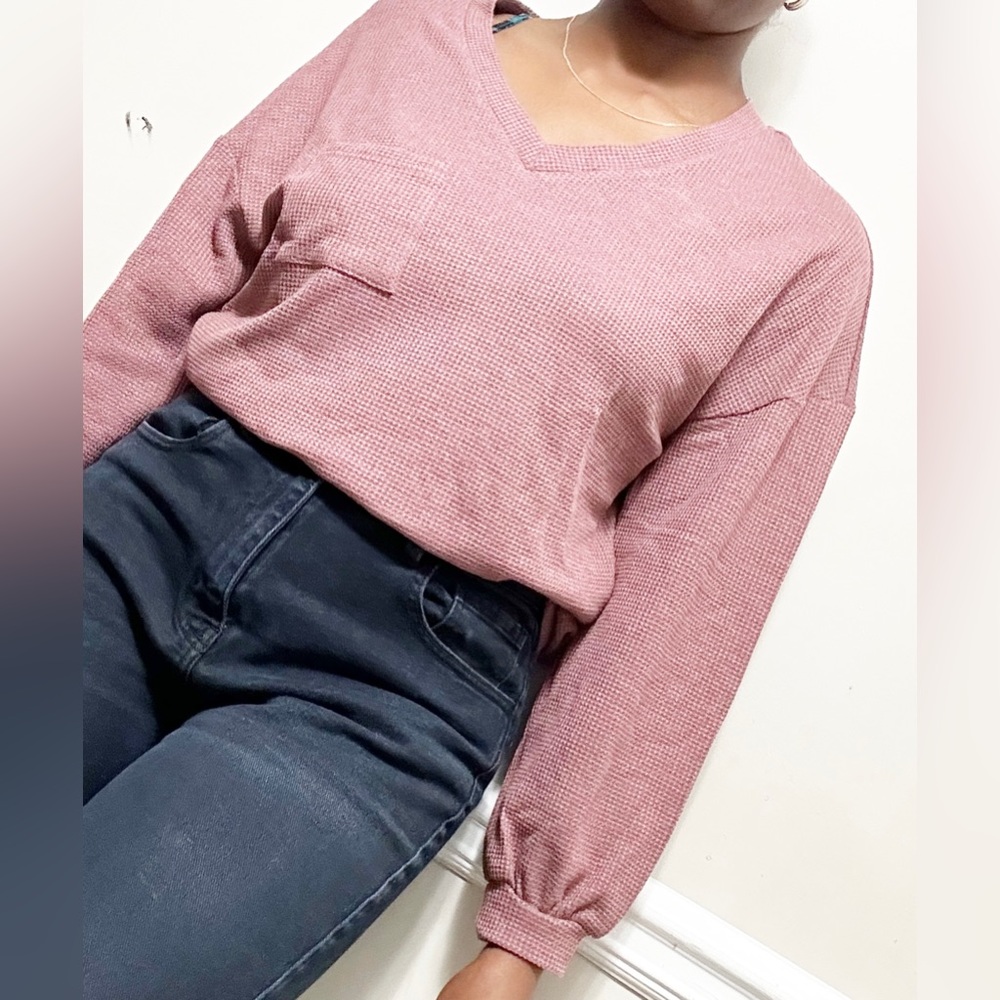 NWT V-NECK LONG SLEEVE LIGHTWEIGHT SWEATER.